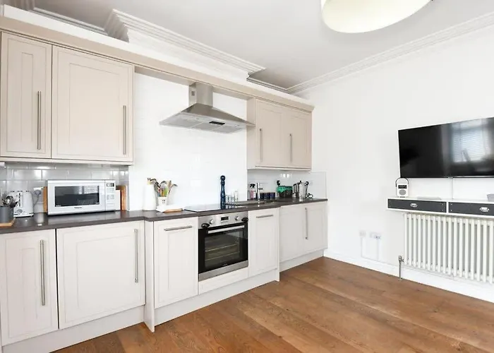 Modern Southville 5 Min Walk To Centre Apartment